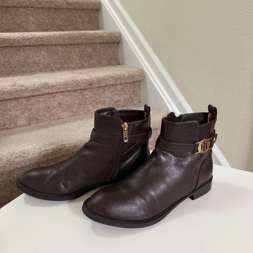 Tommy Hilfiger Dark Brown Leather Rumore Ankle Boot with Gold Hardware Size 8.5